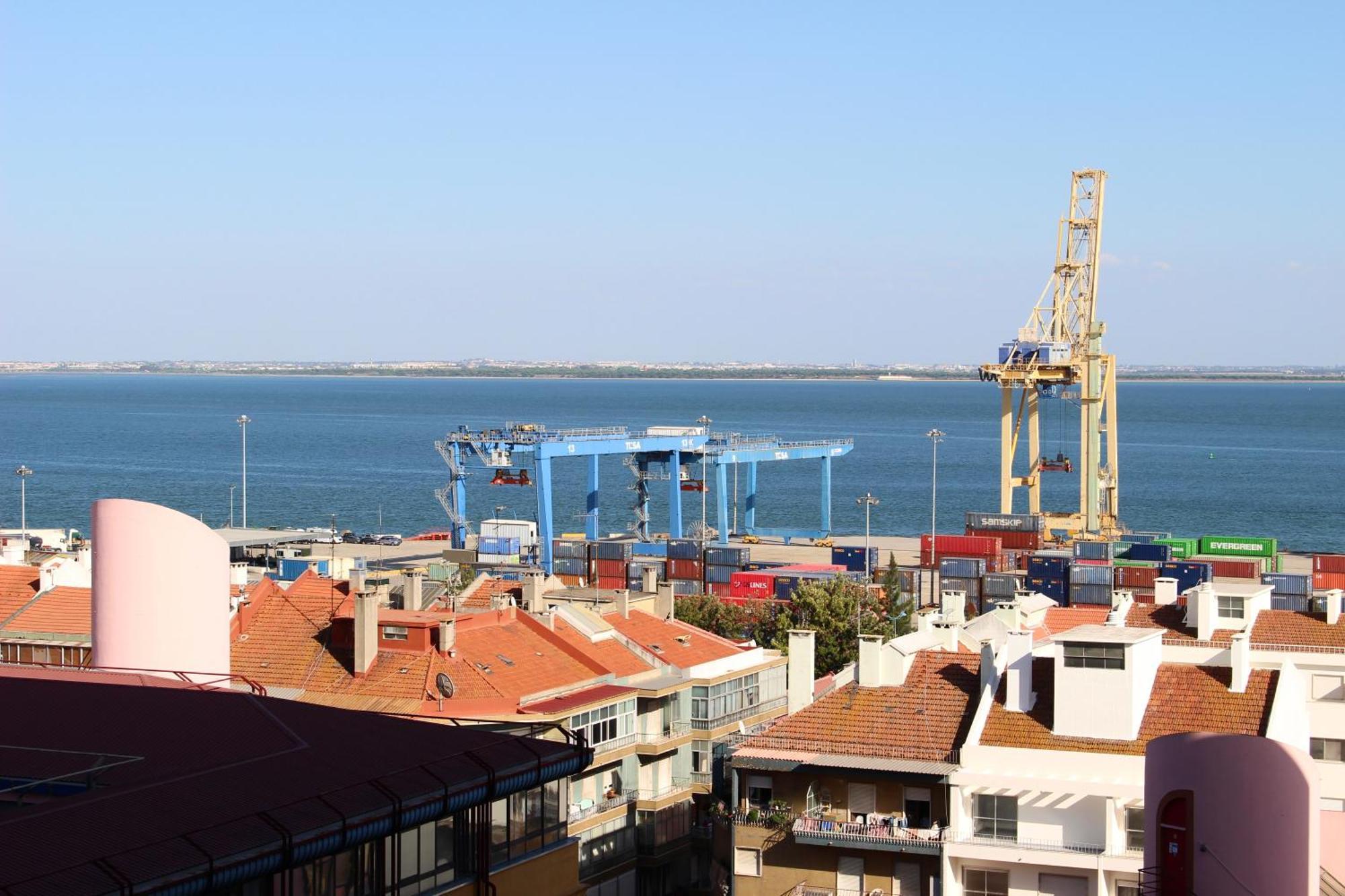 Habitación en casa particular Modern With River Views, Sunrise & Friendly Cats Lisboa